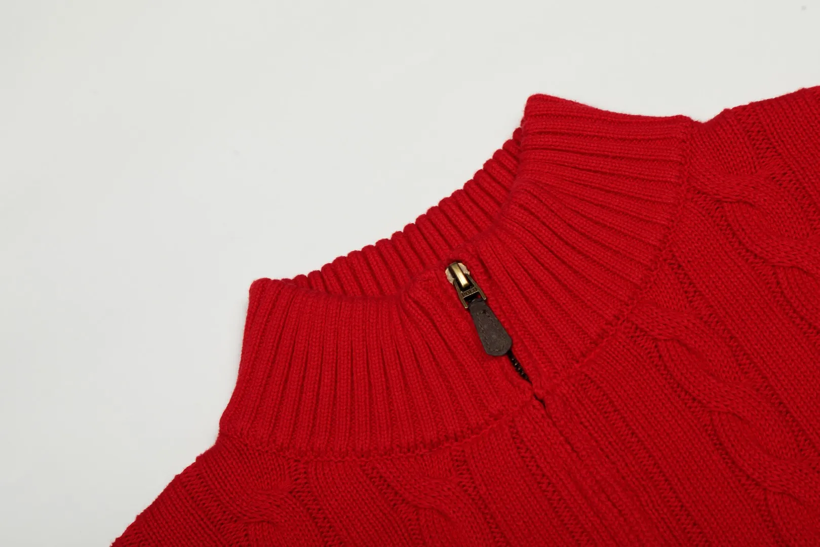 P250 Top quality" Style number: DS014# (not off the shelves all year round) [Ralph Lauren half-zip solid color pony embroidery logo twist knitted sweater] ✅Ralph Lauren half-zip classic basic versatile unisex couple pullover sweater ✅Main supplier platform live broadcast Wholesale entity Replenish when out of stock Not off the shelf ✅ZP quality 1:1 version Scan the code to enter the GF website Counter quality ✅Detailed quality The only one in Guangzhou Imported quality cotton yarn, focusing on high-end, cost-effective, good quality needless to say ✅The version is restored to the original order, the maximum size can be worn up to 200 pounds, loose, comfortable and stress-free ✅The upper body is simple and easy to match, ootd must-have style, good-looking clothes are never picky, a must-have wardrobe recommendation Size: S-XL Color: Navy blue milk white black pure white gray khaki light blue yellow pink olive green red blue label red gold label